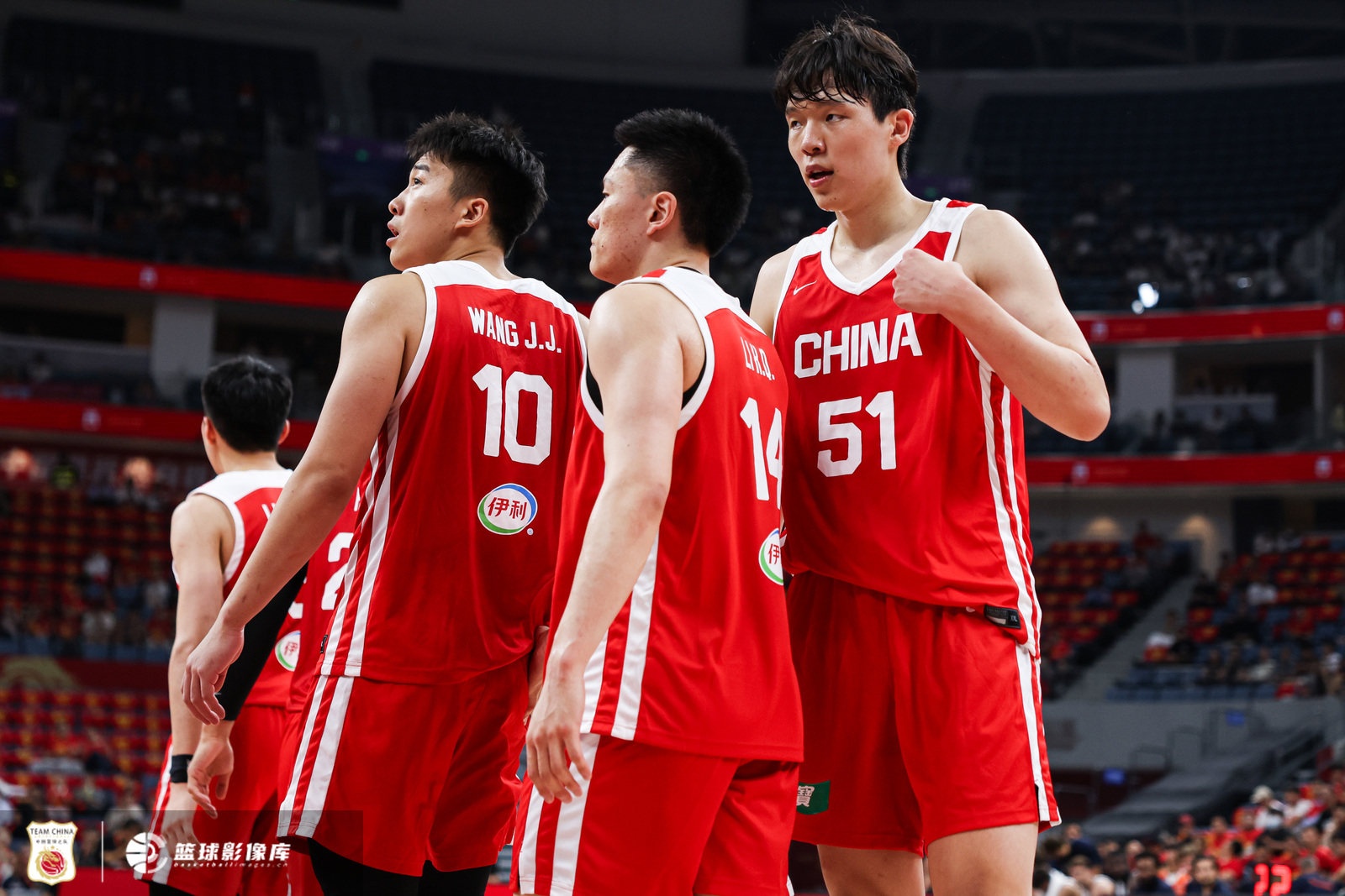 羊城晚报:杨瀚森打出了国家队生涯的代表作 攻防两端存在感十足