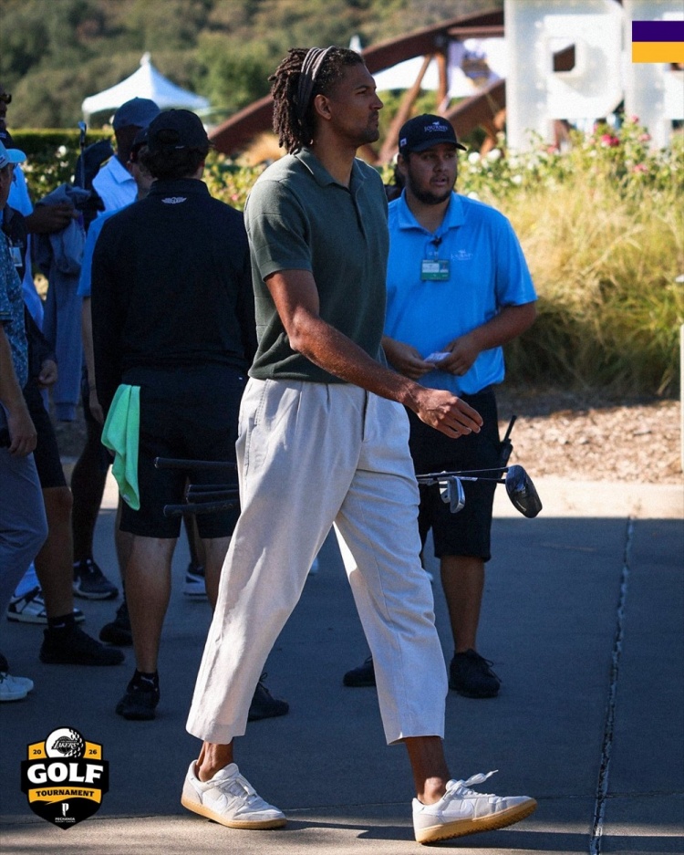 又搞团建！湖人官方晒布朗尼和一众新援打高尔夫的照片